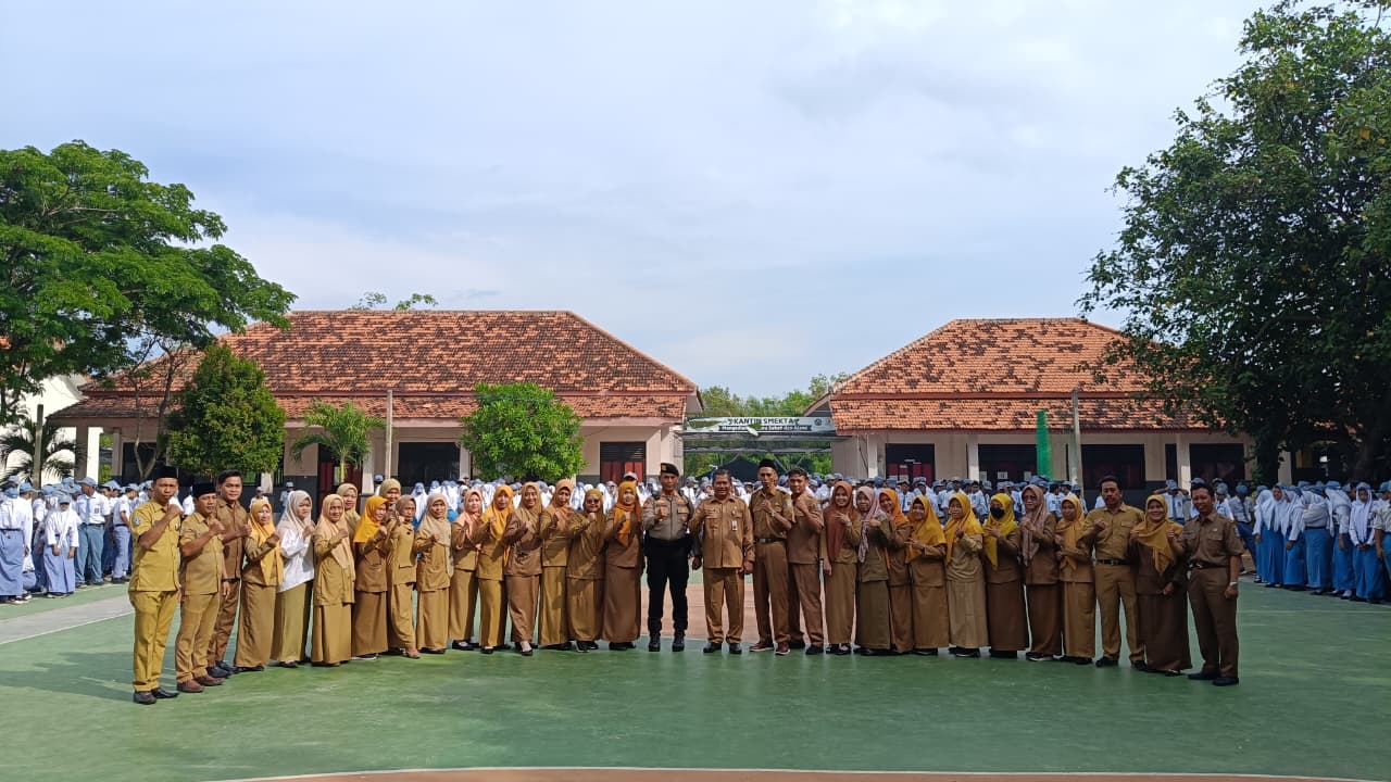 Kepolisian Resort (Polres) Bangkalan hadir dalam program Polisi Masuk Sekolah dan bertindak sebagai Inspektur Upacara Bendera